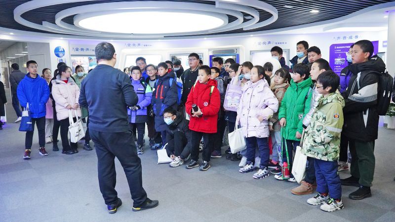 学生们在展厅里聚精会神地参观和听取讲解